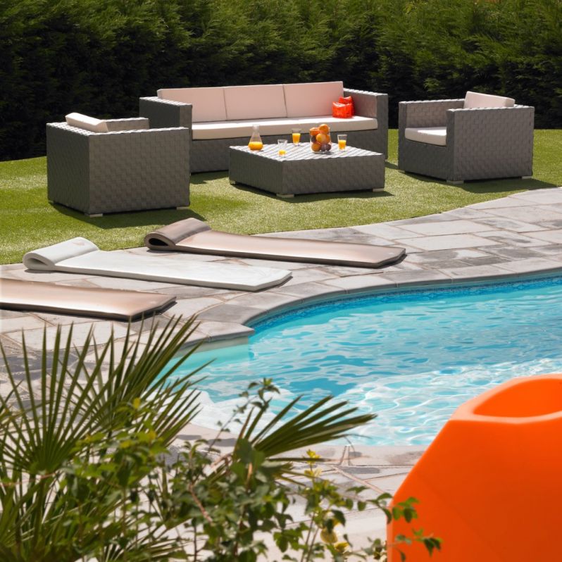 泳池休息區 泳池休息區